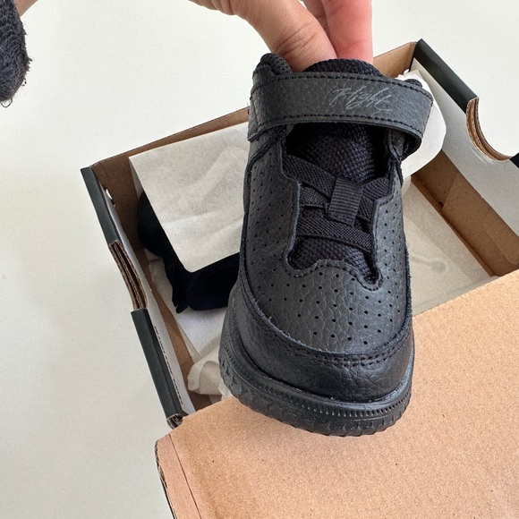 New Jordan black kids 8 c ( final sale no return ) - Picture 4 of 6